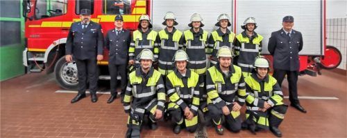 Zur Leistungsprüfung der Feuerwehr Westerndorf waren (hinten, von links) Schiedsrichter Michael Argauer, Alfons Hacker, Zweiter Kommandant Lorenz Egner, David Ehnle, Maximilian Murnauer, Lois Cottrell, Leonhard Moosbauer und Schiedsrichter Christian Paulibl sowie (vorne, von links) Alexander Grüner, Maximilian Reichelt, Maximilian Paulibl und Tobias Heller dabei. Foto Feuerwehr Westerndorf St. Peter