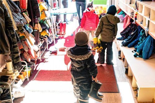 Zwar gibt es genug Kita- und Kindergartenplätze, aber es mangelt an Personal. Foto Axel Heimken/ dpa