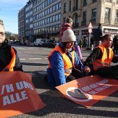 Regierung droht Klima-Klebern