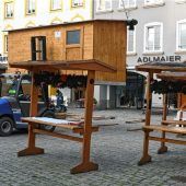 Verkaufsbuden für Christkindlmarkt werden aufgestellt