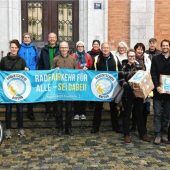 Radl-Aktivisten übergeben Unterschriften an OB