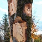 Wo sich Wolf und Hase gute Nacht sagen: Neue Holzskulpturen am Eingang zum Schloss Pullach