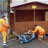 Weihnachtsmarktbuden stehen bereit