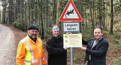 Achtung, Lurch! (von links) Josef Schäffer, Leiter des Frasdorfer Bauhofs, Stefanie Mühl, Regionalkoordinatorin Feuersalamander Alpenvorland, und Bürgermeister Daniel Mair setzen sich für den Feuersalamander ein. Foto Koppetsch