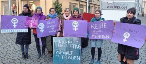 Aktion am Ludwigsplatz: Frauen fordern mehr Schutz vor häuslicher Gewalt. Foto re