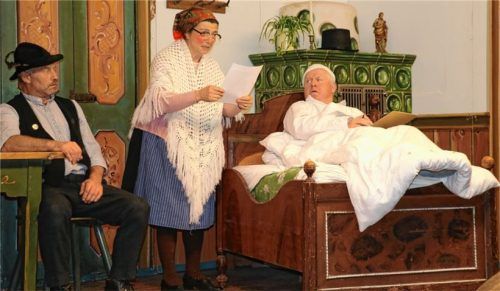 Am Krankenlager zeigen (von links) Zwirnschartner (Georg Aicher) und Zwagerin (Rita Stoib) dem Bertl (Lambert Huber) seine Schulden auf.Foto RE