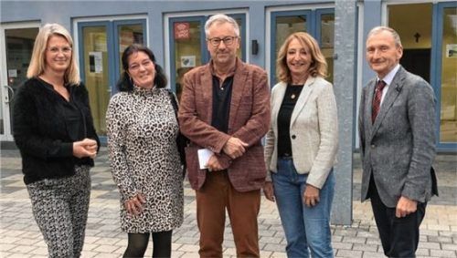 Am runden Tisch: (von links) Sabine Stelzmann, Leiterin des Kreisjugendamtes Rosenheim, die Familienrichter Isabella Hubert und Thomas Mayer, Geschäftsführerin des Kinderschutzbundes Marianne Guggenbichler sowie Christian Meixner, Leiter des Amtes für Kinder, Jugendliche und Familien der Stadt Rosenheim.Foto Kinderschutzbund Rosenheim