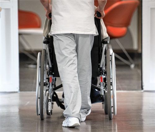 Ambulante Pflegeplätze in der Region sind knapp. Das hat vor allem für die pflegebedürftigen Patienten Konsequenzen. Foto Federico Gambarini