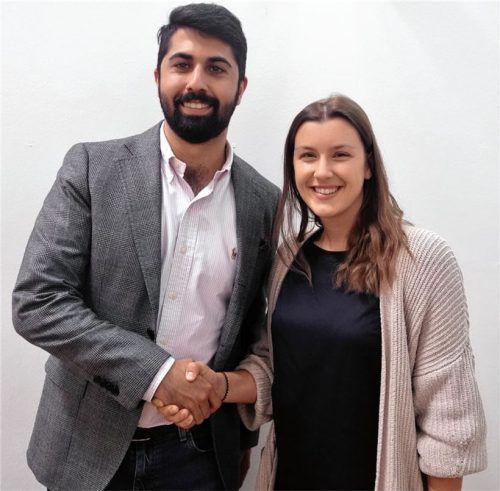 Amtswechsel beim Stadtjugendring: Der bisherige Vorsitzende Abuzar Erdogan gratuliert Sonja Gintenreiter zu ihrer neuen Aufgabe.Foto Wunsam