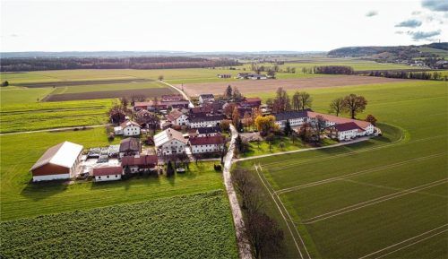Auf der schmalen Betonstraße zum Ampfinger Weiler Eichheim verkehren täglich bis zu 20 Lastwägen, davon ist fast jeder Zweite ein 40-Tonner. Foto Eschenfelder