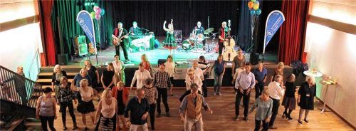 Ausgelassene Stimmung herrschte beim Abschlussfest im Pruttinger Dorfstadl auf der Tanzfläche. Foto Heuel