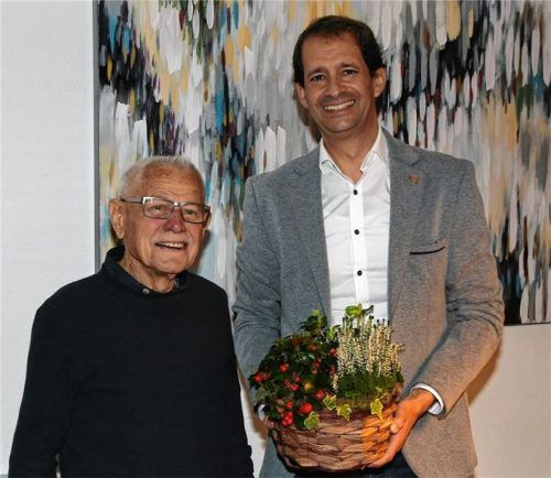 Bei der Feierstunde: Oberbürgermeister Andreas März überbringt die Glückwünsche der Stadt Adalbert Wilhelm. Foto Schlecker