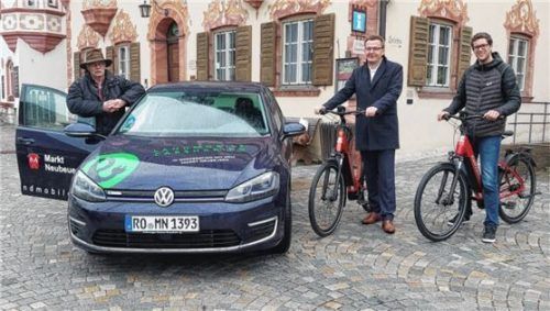Bei der Infoveranstaltung informieren (von links) Georg Beyschlag, Vorsitzender des Vereins Landmobile, Bürgermeister Christoph Schneider und Felix Weiß, Geschäftsführer der Überall GmbH. Foto riedl