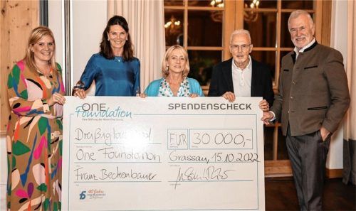 Bei der Scheckübergabe: (von links) One-Foundation-Managerin Katrin Lepold-Natterer, Gastgeberin Ursula Schelle-Müller, Heidi und Franz Beckenbauer sowie Gastgeber Dieter Müller.Foto Das Achental