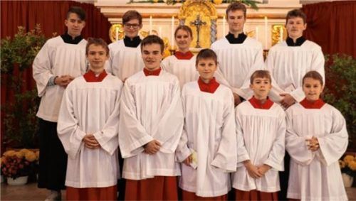 Bei der Sonntags-Messe in der Christkönigskirche (Erste Reihe von links): Fabian Fuihl, Marinus Fischer, Thomas Hamm, Dominik Till, Anna Staudinger. (Zweite Reihe von links): Die beiden neuen Oberministranten Fabian Till und Simon Staudinger, Leonie Muschalla und die beiden bisherigen Oberministranten Simon Aicher und Markus Leipert; nicht im Bild ist Hans Bohrer und Antonia Kommisari.Foto Rehberg