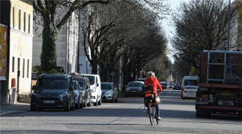 Beidseitige Schutzstreifen sollen in der Küpferlingstraße in Rosenheim angebracht werden – dafür sollen Parkplätze wegfallen. Foto Schlecker