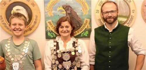 Beim 60. Königsschießen der Frasdorfer Thomasschützen übergab Schützenmeister Rupert Marinus Wörndl (rechts) die Schützenkette der Frasdorfer Thomasschützen an Tessy Gebauer und die Jungschützenkette mitsamt Pokal an Paul Steindlmüller.Foto Rehberg