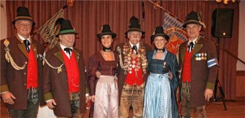 Beim Kompanieabend: (von links) Schützenmeister Georg Winkler, der letztjährige Schützenkönig Sepp Mühlauer, Johanna Perret, Schützenkönig Max Tiefenmooser senior, seine Enkelin Annalena Tiefenmooser, die zusammen mit Johanna Perret als Maketenderin ausscheidet, und Hauptmann Sepp Stadler. Foto schwitteck