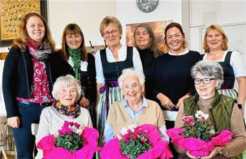 Beim Treffen der Stephanskirchner Frauen (von links sitzend) Helma Fortner, Elisabeth Platzer, Annemarie Schimmel (von links stehend) Pastoralreferentin Christina Binder, Veronika Ladner, Martha Fischbacher, Rosina Eiwen, Dritte Bürgermeisterin Steffi Panhans und Gerti Schiffer.Foto  re