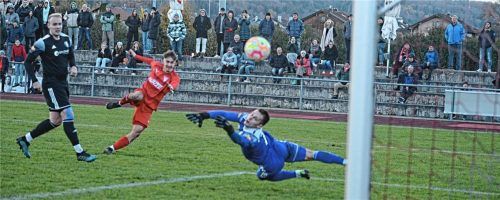Bruckmühls Andreas Wechselberger (in Rot) trifft zum 2:0-Endstand. Foto Franz Ruprecht