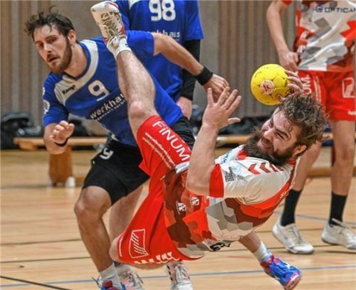 Bruckmühls Florian Rupp (mit Ball) war gegen Raubling sechsmal erfolgreich.Foto Thomas Fischer