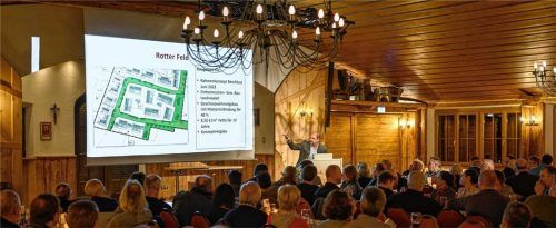 Bürgermeister Daniel Wendrock erläutert die Fortschritte beim Baugebiet Rotter Feld. Foto Klemmer