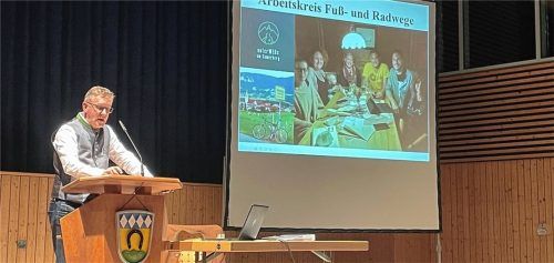 Bürgermeister Georg Huber sprach auf der Bürgerversammlung auch über sichere Rad- und Fußwege. Foto Kirchner