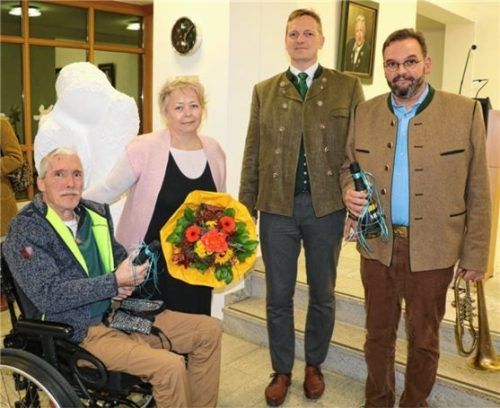 Bürgermeister Simon Frank (Zweiter von rechts) eröffnete die Ausstellung gemeinsam mit den Künstlern Peter Baumann (rechts) sowie Robert und Ricarda Berger (von links) in den Räumen des Aschauer Rathauses.Foto rehberg