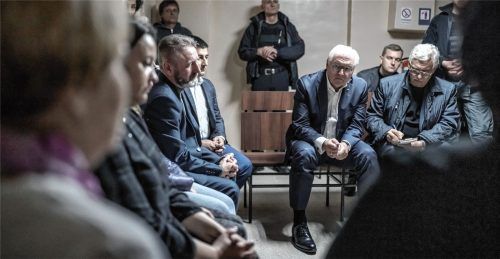 Bundespräsident Frank-Walter Steinmeier (Mitte) wartet nach einem Luftalarm im Luftschutzbunker und spricht mit Bewohnern der Stadt und lässt sich ihre Erfahrungen erzählen. Foto dpa