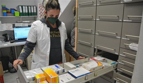 Carina Poetzel von der Heilig-Geist-Apotheke in Rosenheim bei der Überprüfung des Medikamentenbestandes. Foto Lünhörster