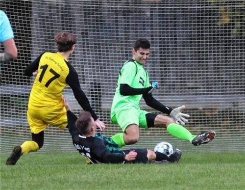 Chance für Prien: Tüßlings Keeper Max Schupfner gegen Priens Thomas Schleicher (am Boden). Foto Gabi Zucker