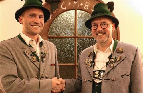 Claus Reiter (rechts) und sein Stellvertreter Michael Stein wurden bei der Jahreshauptversammlung des Trachtenvereins D’Griabinga Hohenaschau in ihrem Amt bestätigt. Foto Rehberg