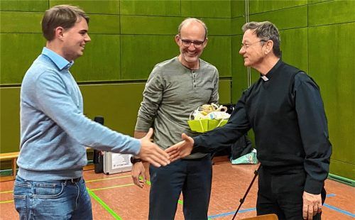 Dank für zehn Jahre Seelsorge in der Stadtkirche: Stadtkirchenratsvorsitzender Leonhard Sedlbauer (links) und Kirchenpfleger Hans-Jürgen Opitz (Mitte) würdigten das Wirken von Stadtpfarrer Maurus Scheurenbrand. Foto  Lagler