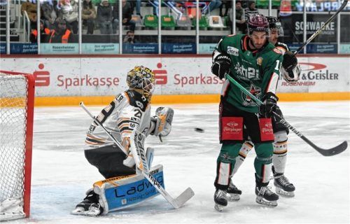 Das 1:0 für die Starbulls durch Aaron Reinig (nicht auf dem Bild): Travis Oleksuk verdeckte Füssens Keeper Hötzinger die Sicht. Foto  Hans-Jürgen Ziegler