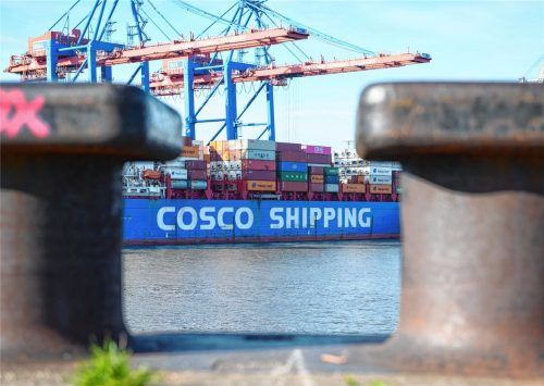 Das Containerschiff „Xin Lian Yun Gang“ der chinesischen Reederei Cosco Shipping liegt am Containerterminal Tollerort. Das Bundeskabinett hat sich im Streit um einen chinesischen Einstieg bei einem Containerterminal im Hamburger Hafen auf einen Kompromiss verständigt. Foto dpa