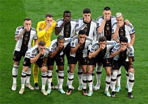 Das DFB-Team vor dem Auftakt. Sportlich unterlegen, aber immerhin nicht mundtot. Foto dpa