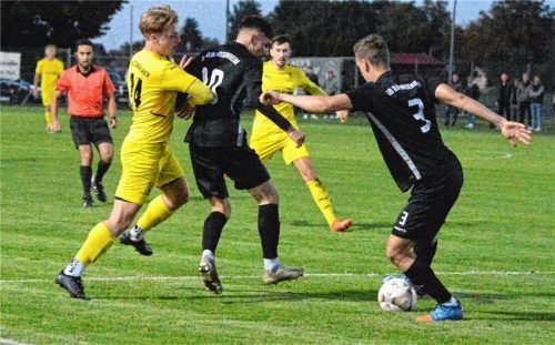 Das rassige Hinspiel zwischen dem SV Ostermünchen und dem Sportbund Rosenheim endete mit einem 3:3-Unentschieden.Foto Franz Ruprecht