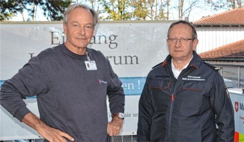 Das Rosenheimer Impfzentrum schließt: Dr. Michael Riffelmacher (links) und Hans Meyrl ziehen Bilanz.Foto Lünhörster