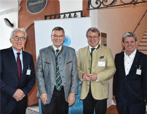 Debattierten über den Fachkräftemangel: (von links) Gerald Rhein, Vorstandsvorsitzender des Seeoner Kreises, Staatskanzlei-Leiter Dr. Florian Herrmann, Klaus Stöttner, Kuratoriumsvorsitzender der TH Rosenheim, und TH-Präsident Professor Heinrich Köster.