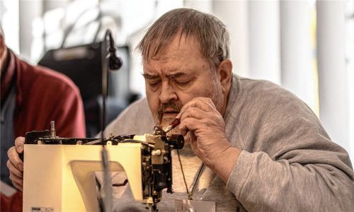 Defektes wieder flott machen: Jürgen Schunk ist eines von 17 ehrenamtlichen Mitgliedern des Repair-Cafés, die vermeintlich hoffnungslose Fälle wieder zum Laufen bekommen. Foto Johannes Thomae