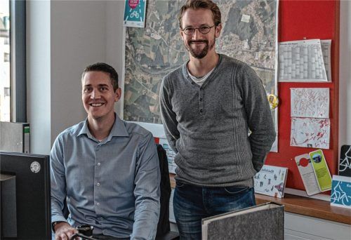Den Staffelstab in Sachen Klimaschutz hat Martin Roith (rechts) jetzt an Thomas Ertl weitergegeben. Roith wechselt aus privaten Gründen nach Augsburg, möchte Kolbermoor aber nicht aus den Augen verlieren: „Die Stadt liegt mir am Herzen, ich verstehe mich gut mit Thomas – logisch, dass ich da die Entwicklung verfolgen werde.“Foto  Thomae