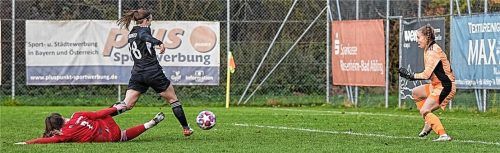 Der 1:0-Siegtreffer durch Rudertings „Tormaschine“ Franziska Höllrigl. Foto Dirk Habermann
