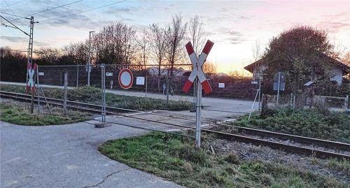 Der Bahnübergang „Thansau II“ ist gesperrt. Nun müssen die Lokführer hier auch nicht mehr pfeifen. Foto RE