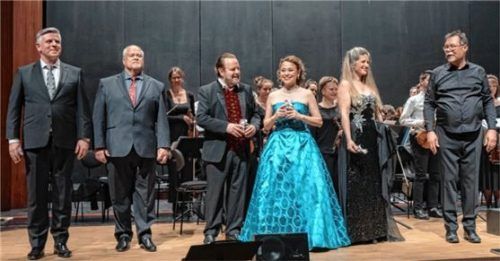 Der Cast: (von links) Michael Doumas, George Vincent Humphrey, Oskar Hillebrandt, Kayo Hashimoto, Sieglinde Zehetbauer und Leiter Georg Hermansdorfer. Foto Richter