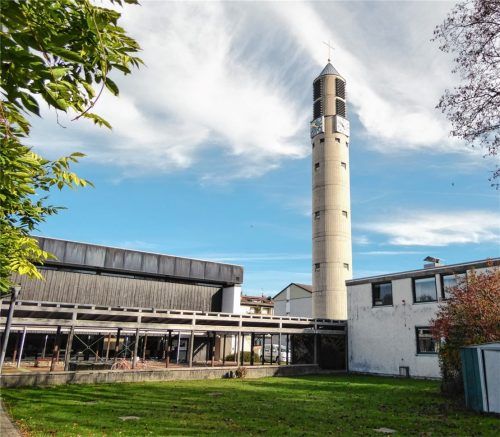 Der Erhalt ihrer Pfarrkirche Wiederkunft Christi ist den Kolbermoorern enorm wichtig. Um ihn auch in Zukunft gewährleisten zu können, hat die Kirchenstiftung nun das Pfarrheim, den Kindergarten und den Hort verkauft. Foto  Riediger
