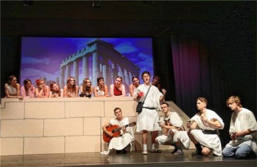 Der Liebesgesang ihrer Männer stellt den Willen der Frauen auf eine harte Probe. Foto  Posavec