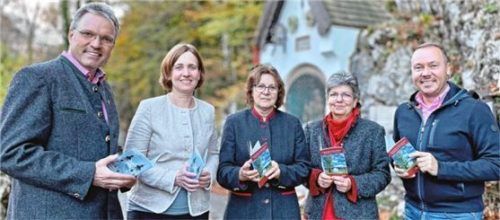 Der neue Kapellenwegweiser sorgt für Freude (von links) bei Pfarrer Paul Janßen, Pfarrerin Betina Heckner, Monika Krempl, Regina Maurer-Fuchs und Herbert Reiter. Foto re