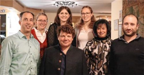 Der neugewählte Vorstand: (von links) Zweiter Vorsitzender Harald Schulz, Kassiererin Maria Dögerl, Schriftführerin Theresa Wimmer, Vorsitzender Andreas Stern sowie die Beisitzer Sophia Schmid, Erna Heinl und Thomas Baur. Foto privat