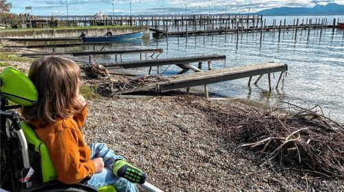 Der neunjährige Jamie hat den Gendefekt Syngap1. Am Wasser findet der Bub wie auch viele andere Kinder mit dem Syndrom Ruhe. Foto privat