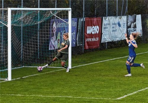 Der Rettungsversuch kommt zu spät, Lena Grabmeier (rechts) erzielt den 4:0-Endstand für den TuS Bad Aibling.Foto Dirk Habermann